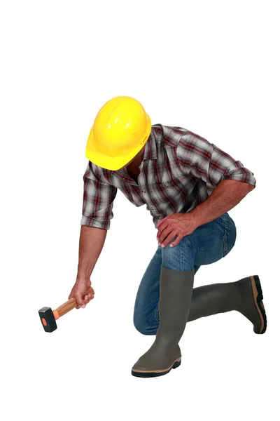 Een arbeider met een hamer. — Stockfoto