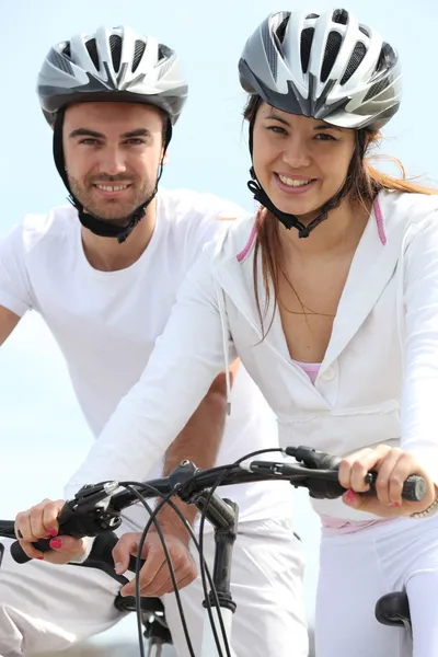 Молода пара їде на велосипедах — стокове фото