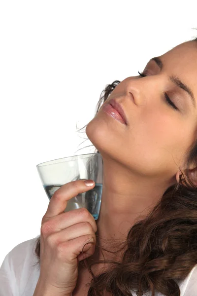 Διψασμένος γυναίκα με νερό — Φωτογραφία Αρχείου