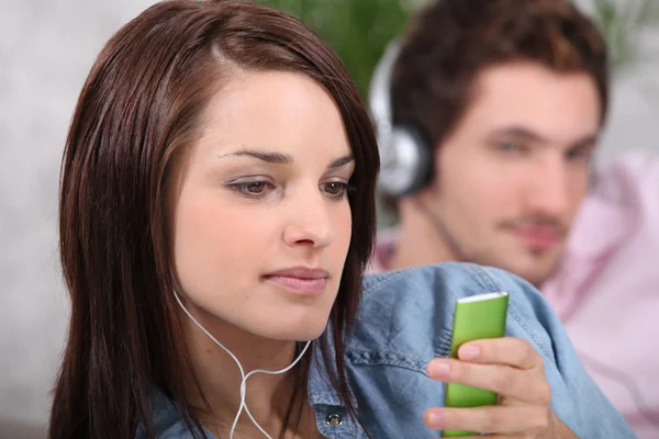 Young couple listening to music — Stock Photo, Image