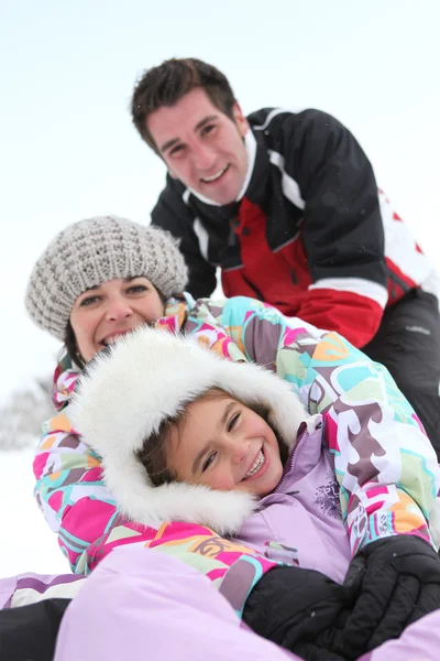Familjen leker i snön — Stockfoto