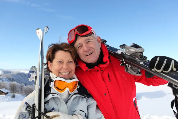 Casal nas pistas de esqui — Fotografia de Stock