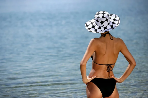 Atemberaubende Brünette im Bikini schaut in den Horizont — Stockfoto