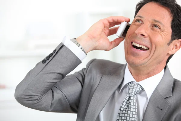 Uomo d'affari che ride al telefono — Foto Stock