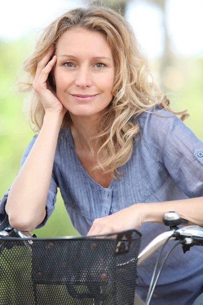 Vrouw op een fiets — Stockfoto