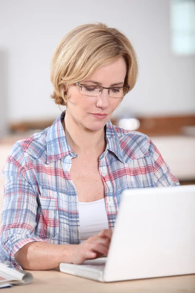 Nő használ laptop számítógép otthon — Stock Fotó