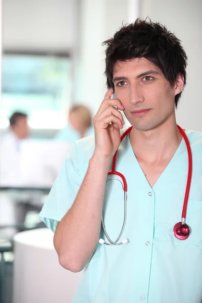 Verpleegkundige op mobiele telefoon — Stockfoto