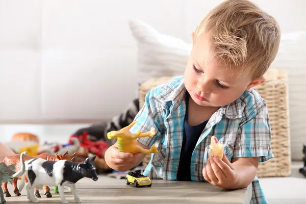 Bambino giocare con giocattoli — Foto Stock