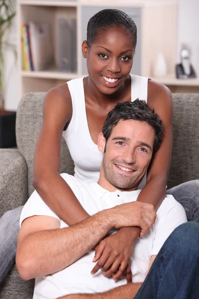 Porträt eines gemischtrassigen Paares — Stockfoto