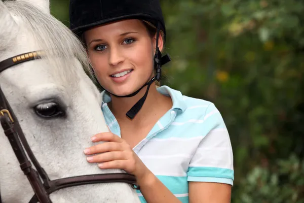 Giovane donna accarezzando il suo cavallo — Foto Stock