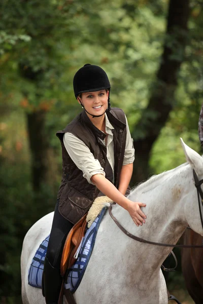 Jovem mulher equitação cavalo — Fotografia de Stock