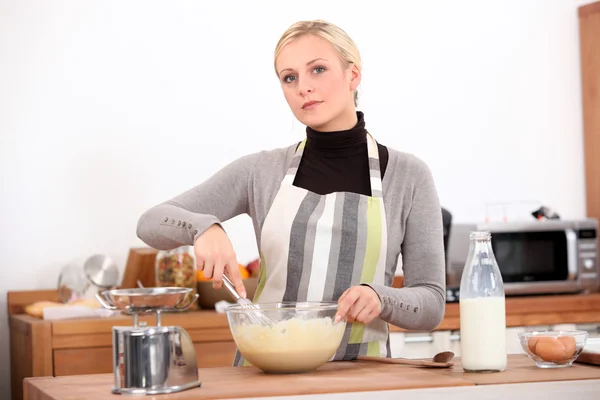 Blondin matlagning hemma — Stockfoto