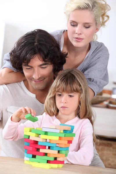 Pais construindo blocos com sua filha — Fotografia de Stock