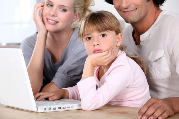 Família na frente do laptop — Fotografia de Stock