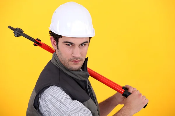 Homem posando com cortadores de parafuso — Fotografia de Stock