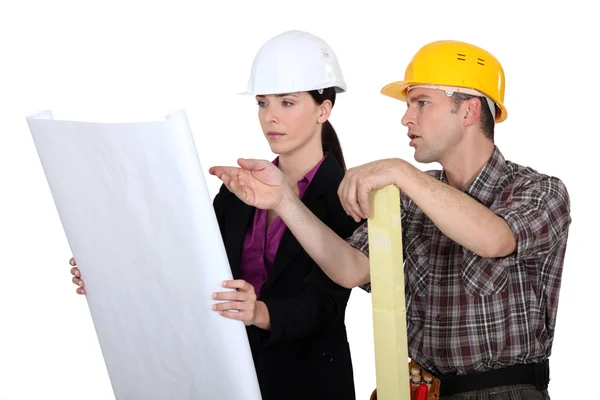 Arquiteto e construtor discutindo planos — Fotografia de Stock