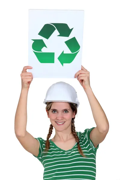 Θηλυκό οικοδόμος κρατώντας ένα ανακύκλωσης. — Φωτογραφία Αρχείου