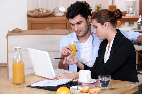 Mujer repasando una presentación de trabajo con su novio durante el desayuno —  Fotos de Stock