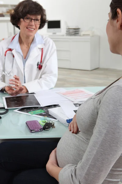 Schwangere beim Arzt — Stockfoto