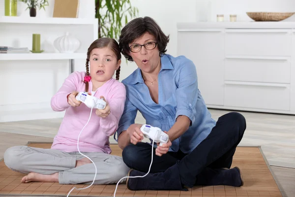 Anne ve kızı video oyun oynarken. — Stok fotoğraf