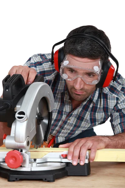 Man using circular saw to cut wood — Stock Photo, Image
