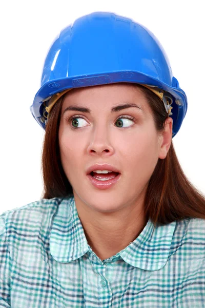 Ett porträtt av en rädd kvinnliga byggnadsarbetare. — Stockfoto