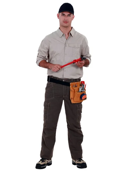 Ein Handwerker mit einem Schraubenschlüssel. — Stockfoto