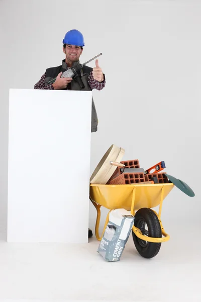 Artigiano in piedi dietro una lavagna pubblicitaria e facendo un segno pollice in su — Foto Stock