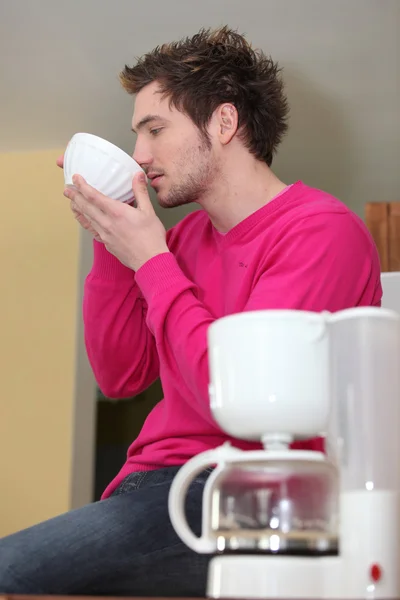 Un homme buvant du café dans un bol — Photo
