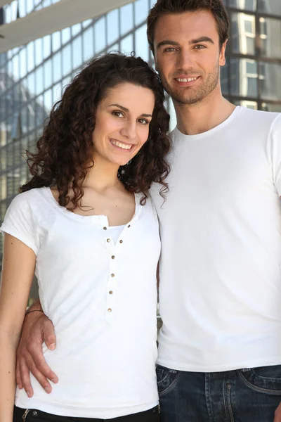 Mladý pár ve městě — Stock fotografie