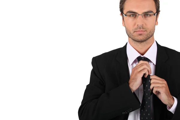 彼のネクタイを結ぶ実業家 — ストック写真