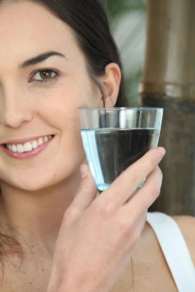 水のガラスを持つ女性のクローズ アップ — ストック写真