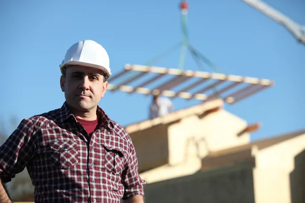 Foreman overseeing construction of house — Stock Photo, Image