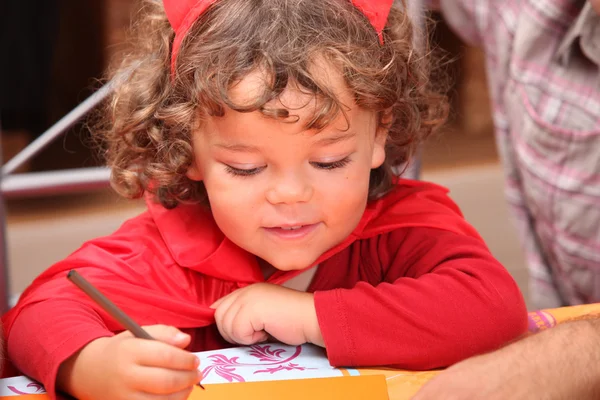 Маленька дитина малювання — стокове фото