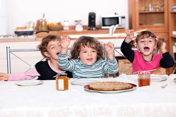 Retrato de crianças comendo à mesa — Fotografia de Stock