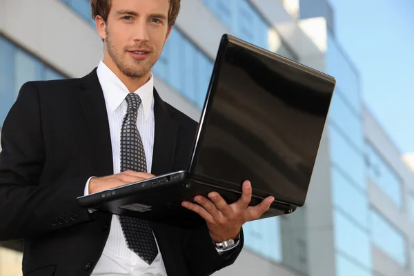 Jungunternehmen außerhalb des Büros mit Laptop-Computer — Stockfoto