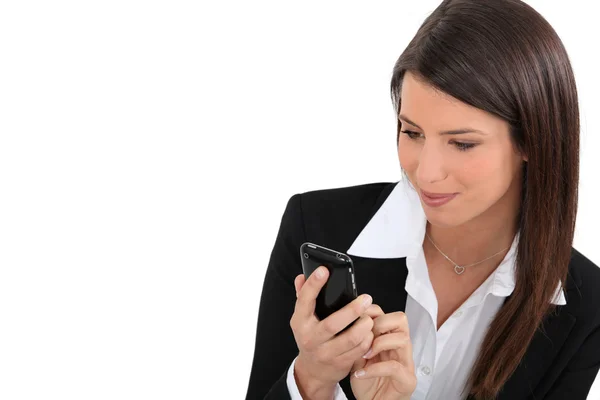 Geschäftsfrau schreibt SMS — Stockfoto