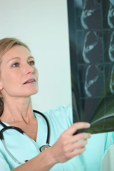 Enfermera mirando rayos X — Foto de Stock