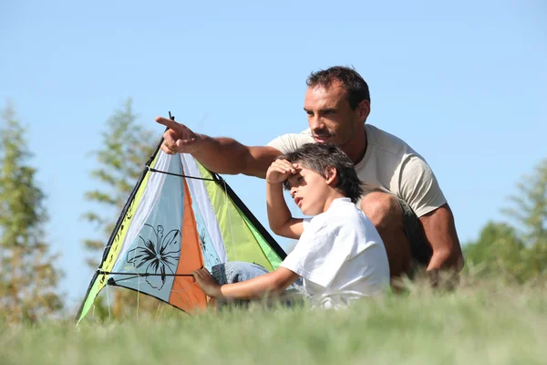 Father and son flying kite — Stock Photo, Image