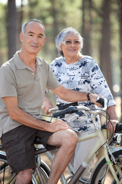 Altes Ehepaar mit Fahrrädern — Stockfoto