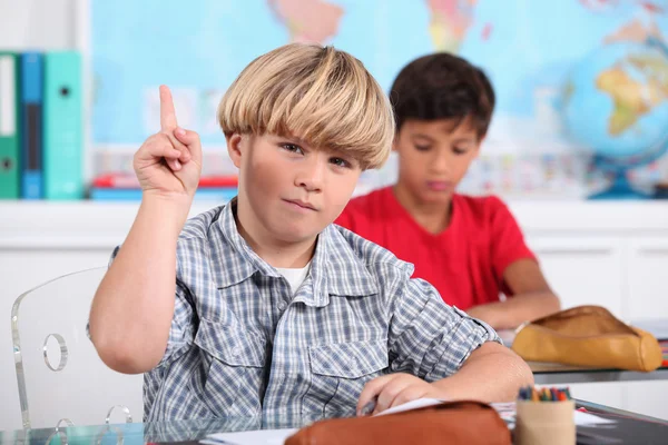 Junge hebt im Unterricht die Hand — Stockfoto