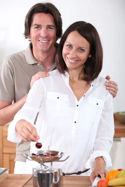 サクランボを食べるカップル — ストック写真