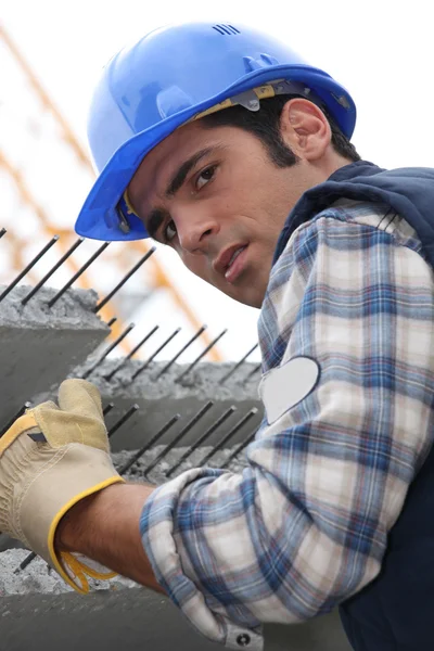 Byggnadsarbetare med plattor av armerad betong — Stockfoto