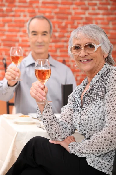 Pareja mayor bebiendo vino en restaurante — Foto de Stock