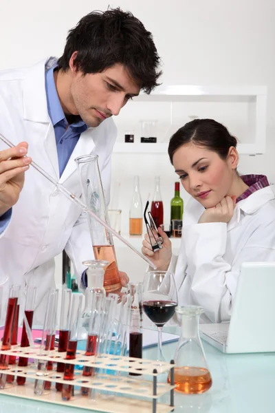 Scientists conducting an experiment — Stock Photo, Image