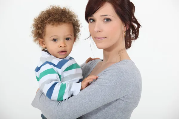 Matka drží svého syna — Stock fotografie