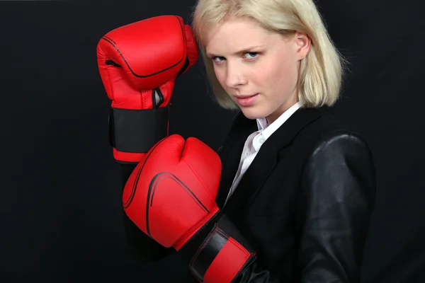 Donna d'affari con i guanti da boxe — Foto Stock