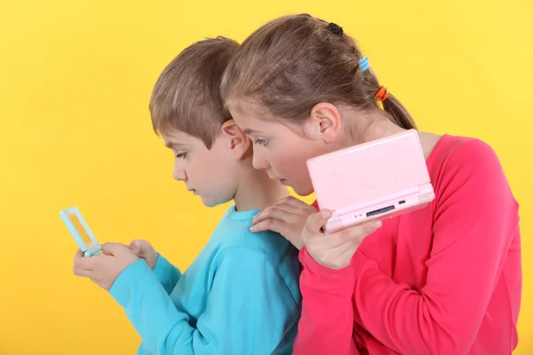Παιδιά με παιχνίδια υπολογιστή χειρός — Φωτογραφία Αρχείου