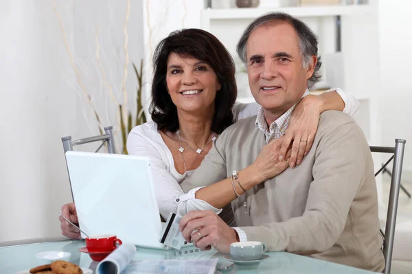 Couples âgés utilisant une carte de crédit en ligne — Photo