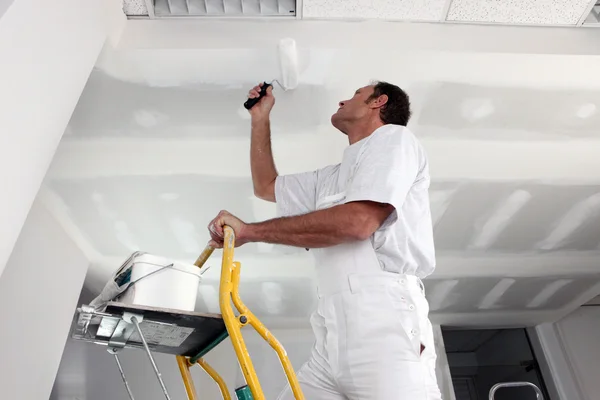 Tradesman painting a ceiling — Stock Photo, Image
